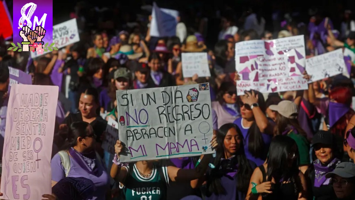 Mujeres marchando con carteles de protesta levantados durante la Marcha del 8M en calles de Guadalajara
