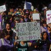 Mujeres marchando con carteles de protesta levantados durante la Marcha del 8M en calles de Guadalajara