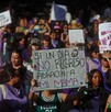 Mujeres marchando con carteles de protesta levantados durante la Marcha del 8M en calles de Guadalajara