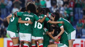 Jugadoras de la Selección Mexicana Femenil celebrando la victoria ante Brasil.