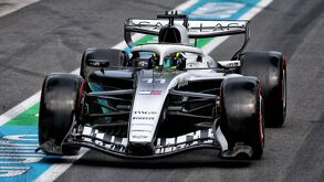 Checo Pérez durante una entrada a boxes en el GP de Australia 2026