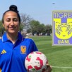 Stephany Mayor con la camisa de Tigres Femenil y junto a un balón en sus manos.