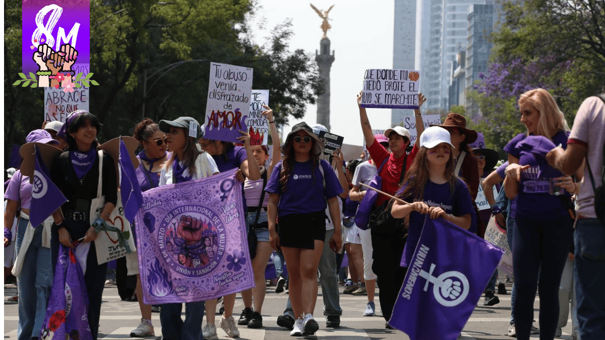 Colectivas en el Zócalo de la Ciudad de México tras la marcha del 8M.