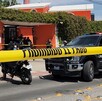 Oficiales y patrulla de la Fiscalía del Estado de Jalisco al exterior de una casa color naranja acordonada por cintas policiacas