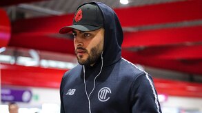 Alexis Vega tuvo un ligero percance con un anuncio de señalamiento en la llegada de Toluca a San Diego para su juego de Concachampions.