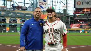Alek Thomas y su papá durante el enfrentamiento entre México y Brasil en el Clásico Mundial de Beisbol 2026.