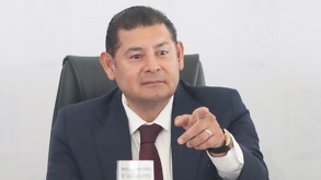 Gobernador Alejandro Armenta señalando a personas con su dedo índice.