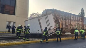 Un tren impactó a un camión que le quiso ganar el paso en Tlalnepantla.
