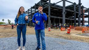 Samuel García y Mariana Rodríguez en obras en Distrito Infantil de Nuevo León