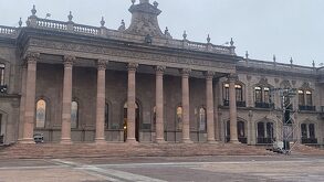 Palacio de Gobierno de Nuevo León limpio tras marcha del 8M.