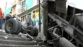 Camión de carga se queda sin frenos y choca contra casas en San Mateo Nopala, Naucalpan, Edomex