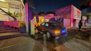 Auto de lujo chocado contra la barda de una casa en la colonia San Pedro de los Pinos, alcaldía Benito Juárez.