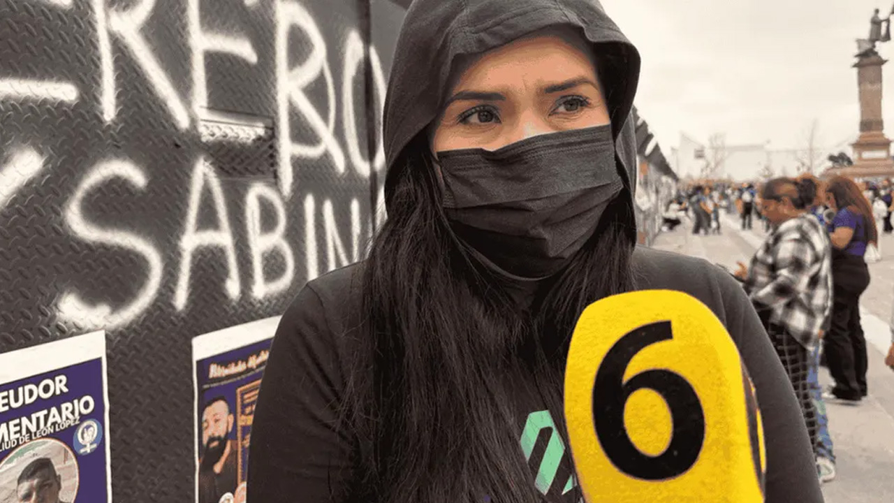 Integrantes de la colectiva Ley Sabina protestaron para exigir al Congreso de Nuevo León reformas que sancionen a deudores alimentarios.