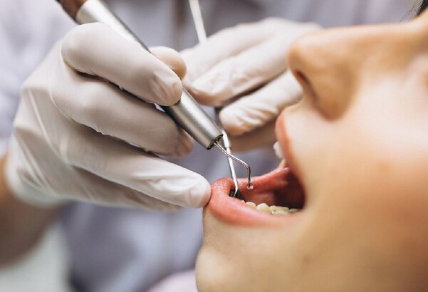 Dentista atendiendo a paciente