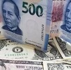 Dólares y billetes de 500 pesos mexicanos.