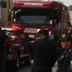 Colapsa edificio en en San Antonio Abad hoy 9 de marzo; trabajan en el rescate de 3 personas.