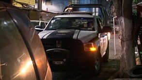 Policías resguardan el cuerpo del joven asesinado en la colonia Ampliación Torre Blanca, alcaldía Miguel Hidalgo.