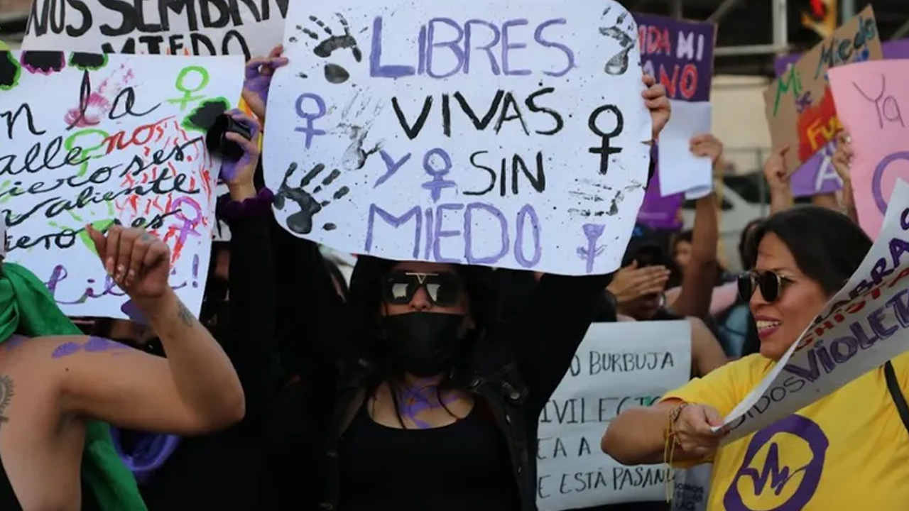 Durante la marcha por el Día Internacional de la Mujer en CdMx, celebridades salieron a las calles para participar en la lucha por igualdad y justicia.