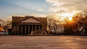 Teatro Degollado al atardecer en Guadalajara con un cielo parcialmente nublado.