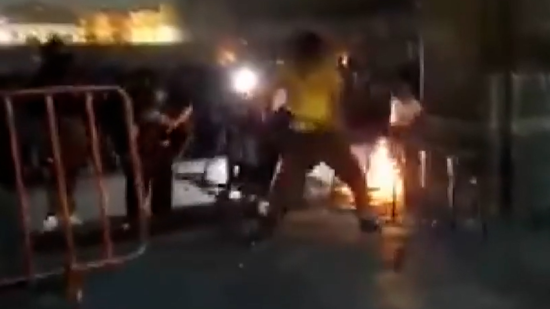 Un grupo de 20 hombres atacó el Palacio de Gobierno de la CdMx con vallas y piedras. Hay 9 detenidos confirmados por las autoridades capitalinas.