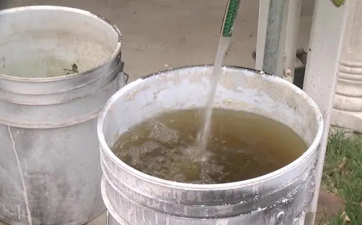 Agua en mla estado dentro de un bote blanco