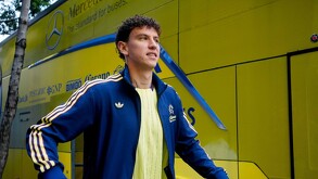 Igor Lichnovsky saliendo de un autobús del Club América.