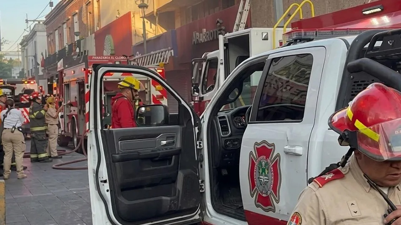 Bomberos y Protección Civil atendieron un incendio en una dulcería ubicada junto al Mercado Corona, en el Centro de Guadalajara.