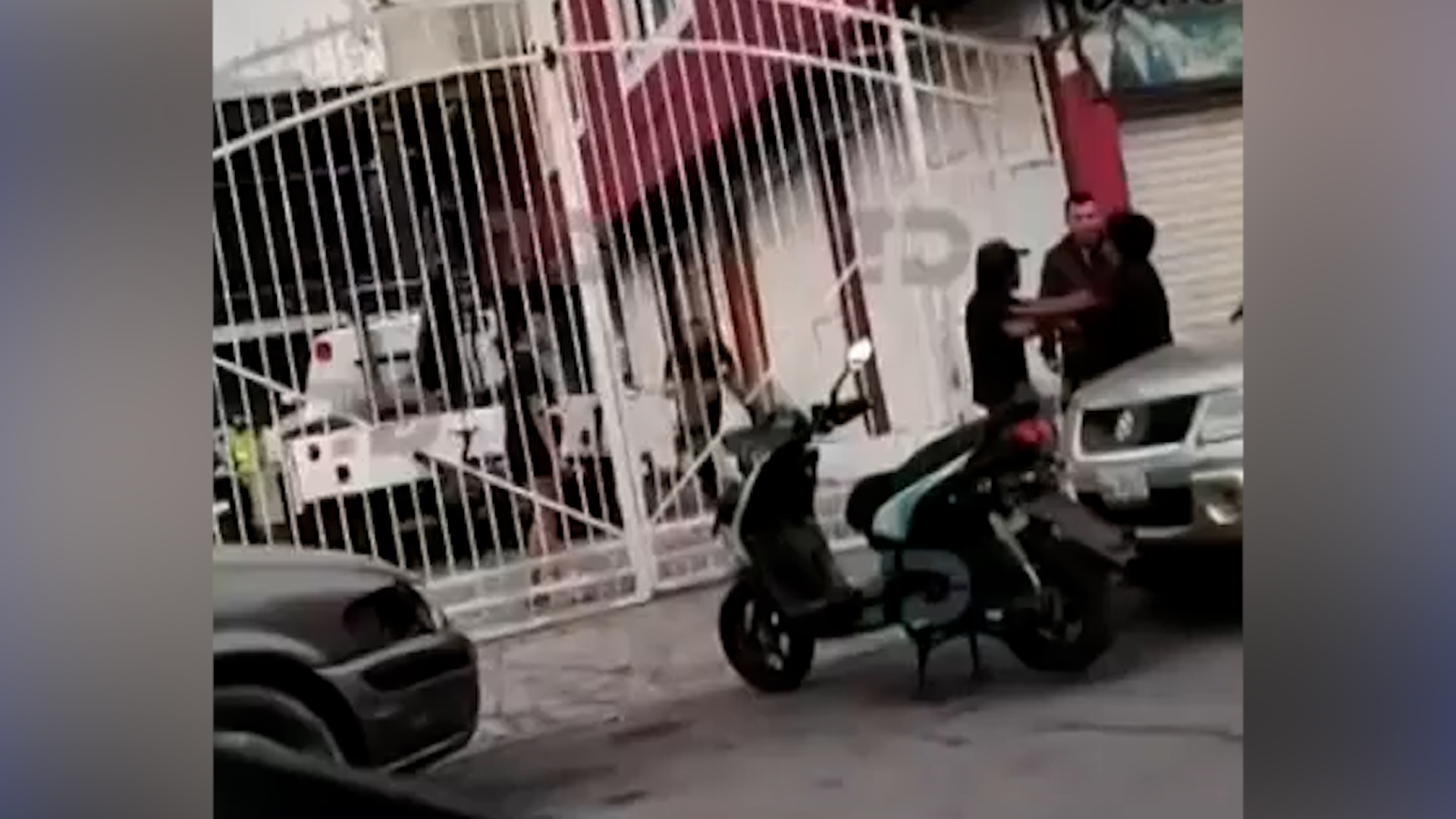 Javier, un mecánico de Tecámac, es operado de urgencia tras recibir un disparo de los dueños de Grúas Garduño. La familia exige justicia ante la Fiscalía.