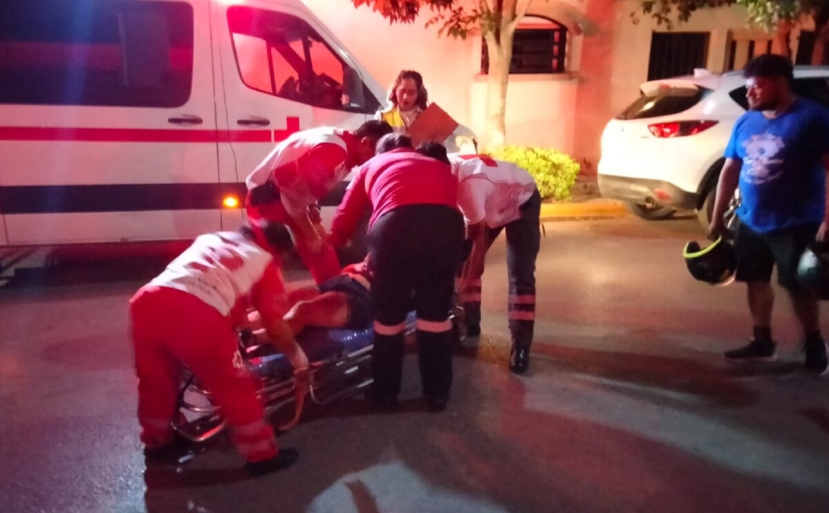 cuerpos de emergencia atendiendo a mujer lesionada.
