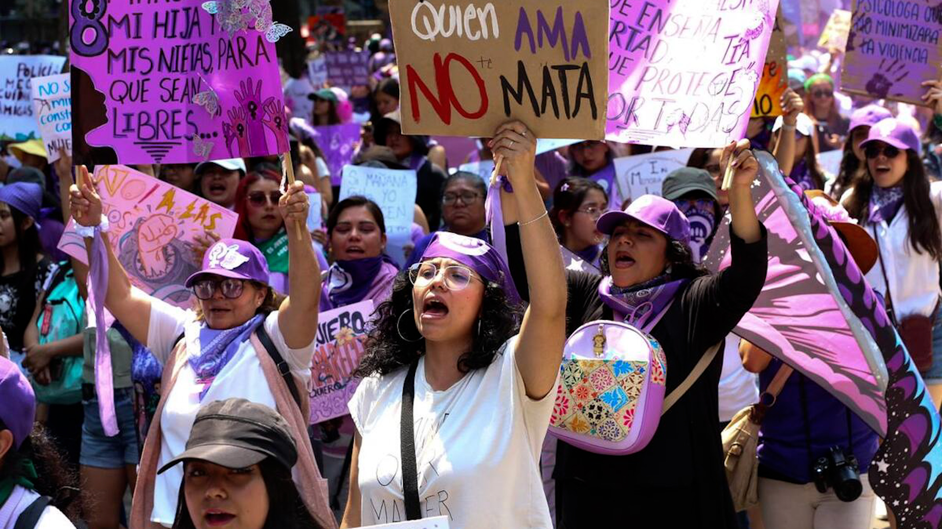 Más de 120 mil mujeres marcharon en la CdMx este 8M 2026. Conoce las historias de los padres que buscan justicia por sus hijas desaparecidas.