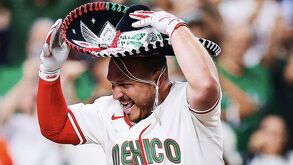 Alejandro Kirk festejando su cuadrangular en el México vs Brasil del Clásico Mundial de Beisbol 2026.