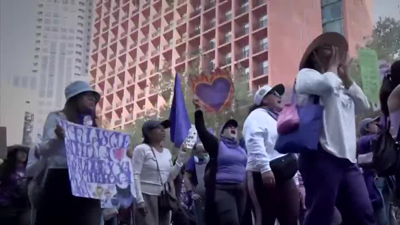 Más de 120 mil mujeres participaron en la marcha por el Día Internacional de la Mujer en la Ciudad de México.