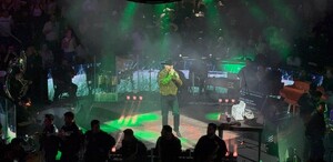 Desde los primeros minutos, el cantante buscó la conexión con la audiencia regiomontana.