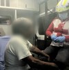 Se observa a un hombre de canas y con rostro con blur, sentado en una ambulancia, siendo atendido.