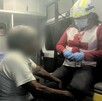 Se observa a un hombre de canas y con rostro con blur, sentado en una ambulancia, siendo atendido.