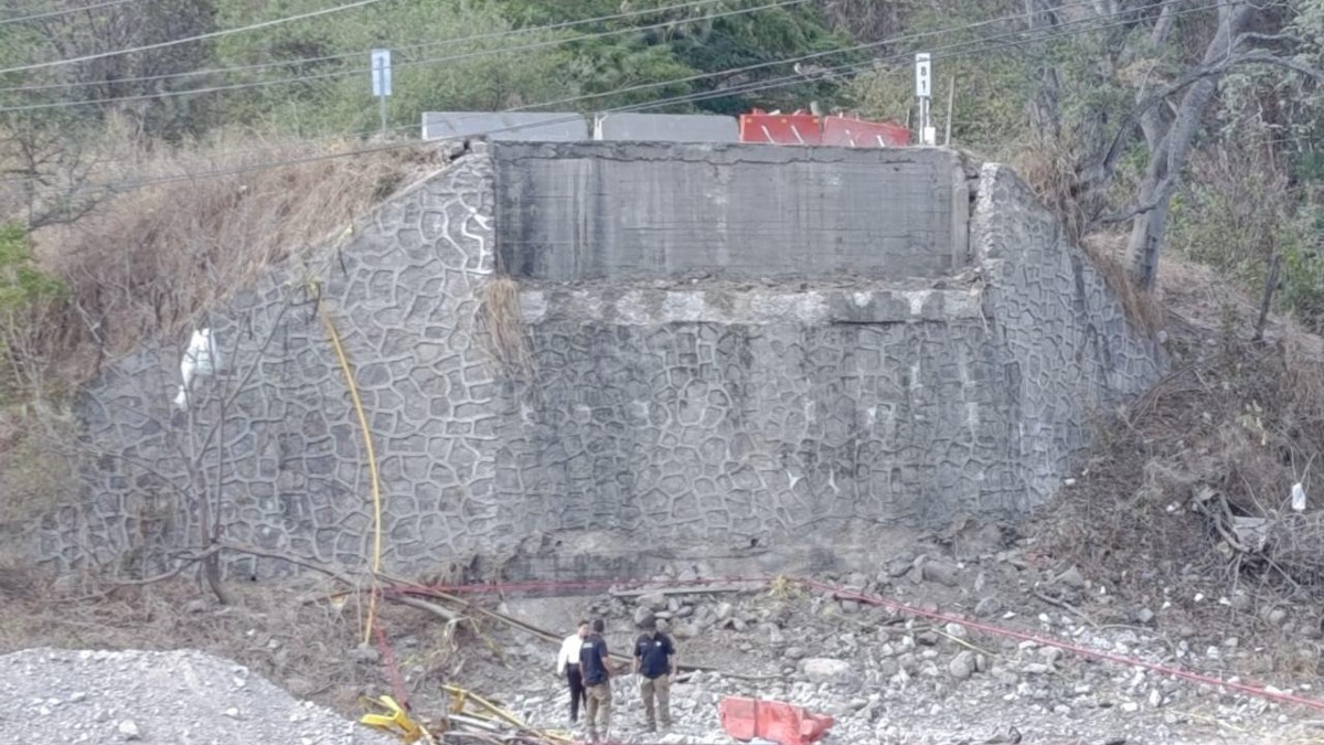 Paramédicos confirmaron la muerte de la mujer tras caer aproximadamente cinco metros junto con su motocicleta.