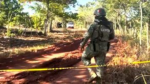 Militar cubre con cinta una zona donde fueron hallados cuerpos enterrados en Veracruz.