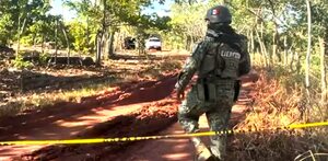 Militar cubre con cinta una zona donde fueron hallados cuerpos enterrados en Veracruz.