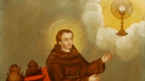 Se observa la imagen de un santo que viste una túnica color café.