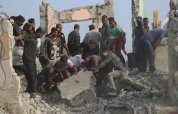 Rescatistas y socorristas ayudando a buscar niños en el bombardeo en Irán.