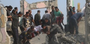 Rescatistas y socorristas ayudando a buscar niños en el bombardeo en Irán.