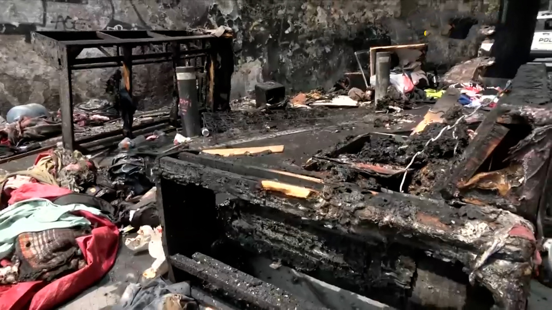 Fuerte incendio en la colonia Guerrero de la CdMx hoy. Una riña entre personas de la calle provocó el fuego que calcinó un árbol y muebles en Riva Palacio.