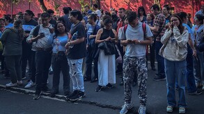 Mexicanos haciendo simulacro de sismo.