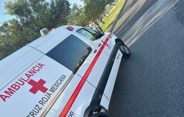 Personal de la Cruz Roja Mexicana acudiendo a brindar los primero auxilios para después mantener internado al accidentado