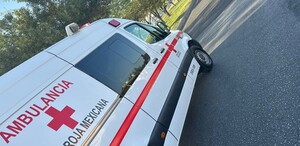 Personal de la Cruz Roja Mexicana acudiendo a brindar los primero auxilios para después mantener internado al accidentado