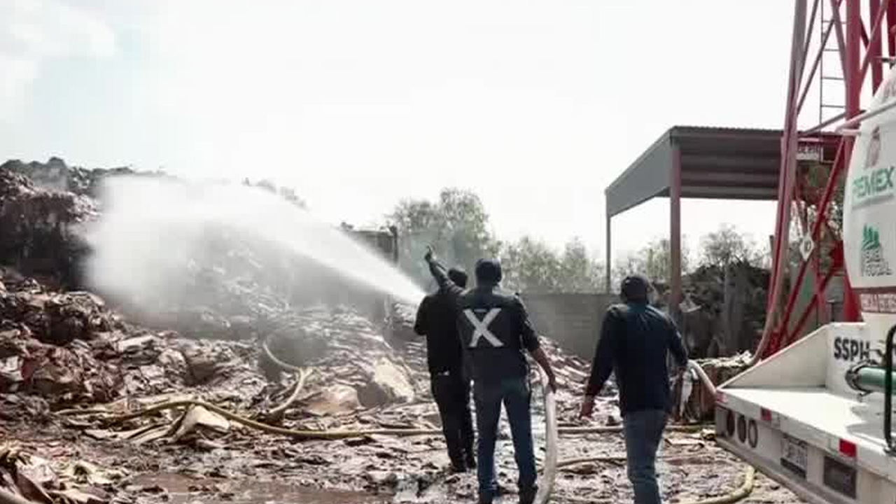 Tras casi 18 horas de trabajo, brigadas de emergencia lograron controlar el incendio registrado en una planta de Bio Pappel en Tizayuca.