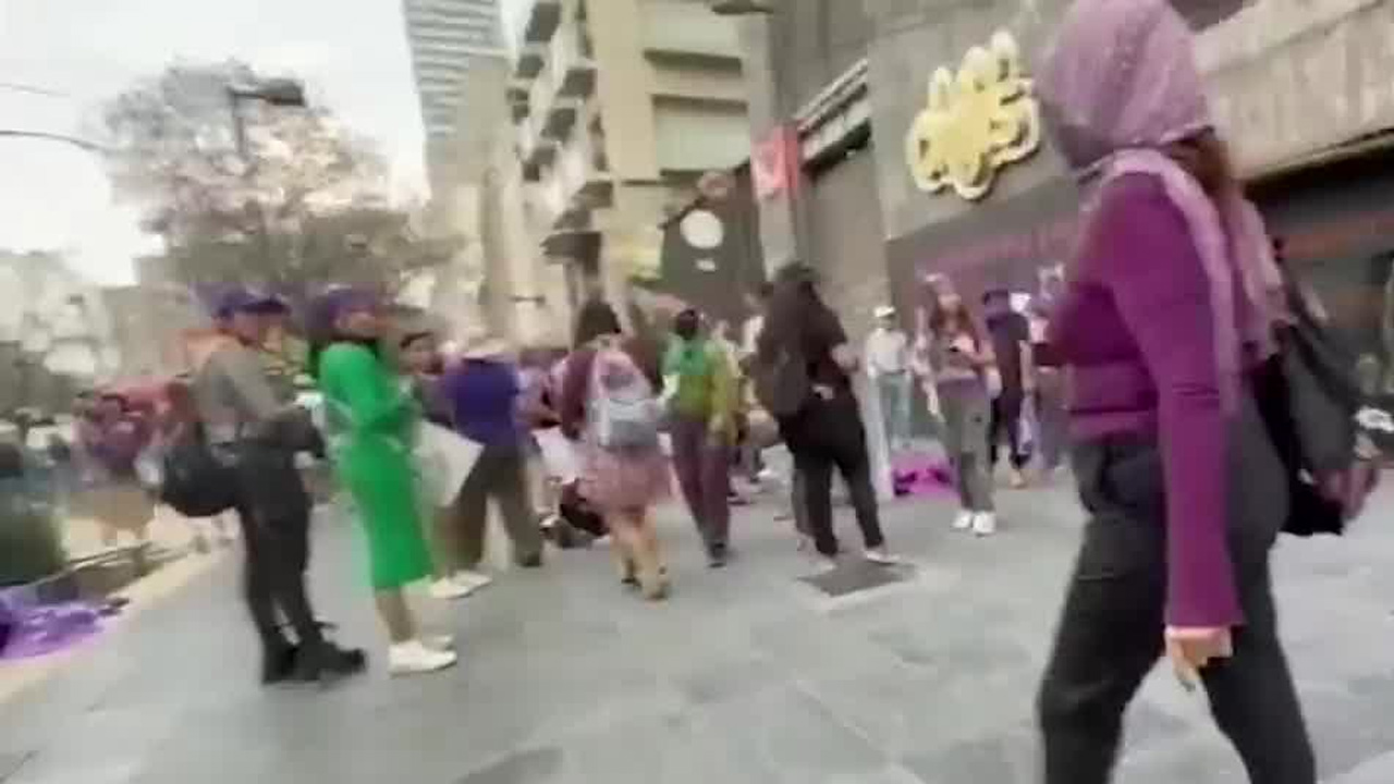 Durante la marcha del Día Internacional de la Mujer en la Ciudad de México, integrantes del bloque negro realizaron pintas y daños en avenida Juárez.