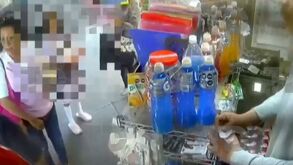 Captan a hombre acosando a niña en una tienda de Coyoacán; abuelita y comerciantes lo enfrentaron