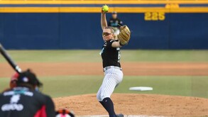 Kindermannova lanzando una bola en Sultanes Femenil.
