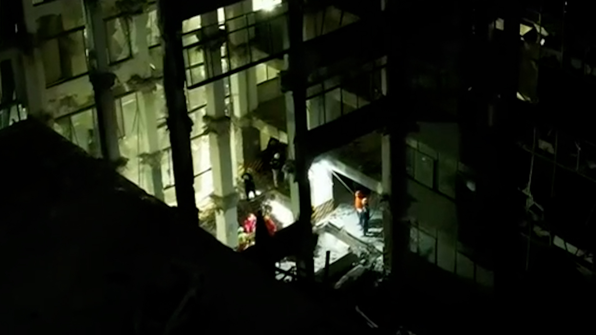 Derrumbe en San Antonio Abad: Protección Civil CdMx informa que la búsqueda de desaparecidos será manual y durante toda la noche.